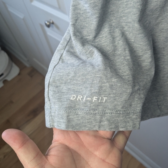 NIKE Men Casual Tee Shirt Gray Color Active And Relax Shirt - Picture 3 of 8